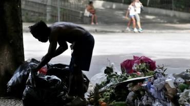 imagem de uma pessoa em situação de rua 