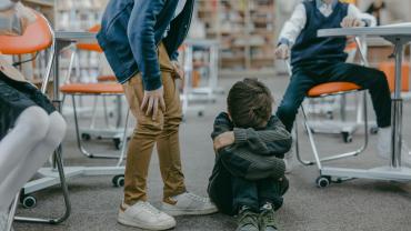 criança sofrendo bullying de outras crianças 