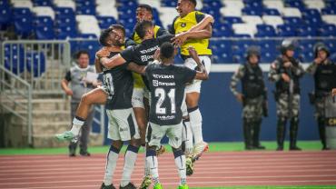 jogadores do remo se abraçando comemorando 