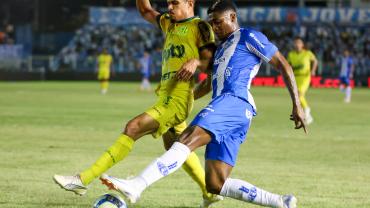 Jogadores do Paysandu e do Mirassol se enfrentando em jogo da Série B do Brasileirão