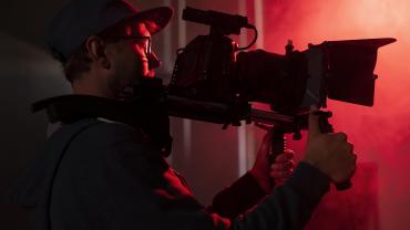 Homem filmando com camera profissional (Foto: Freepik)