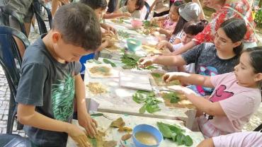 Crianças realizam atividades lúdicas