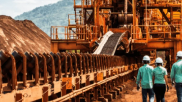 Mineradores da Vale em complexo industrial