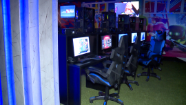 sala com computadores gamers