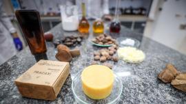Mesa com caixa de cosméticos paraenses 