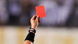 mão segurando um cartão vermelho 