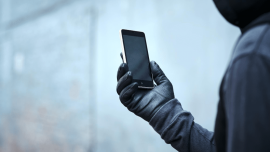 Homem segurando celular
