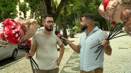 Repórter entrevista homem na rua a respeito do dia dos namorados