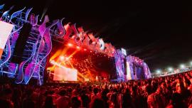 imagem de um palco em um festival de música 