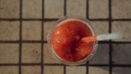 bebida laranja com canudo