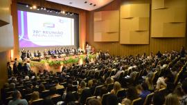 auditório com várias pessoas presente  