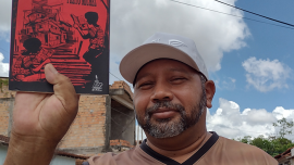 escritor segurando livrto
