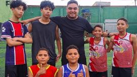 time de futebol formado por crianças e o técnico 