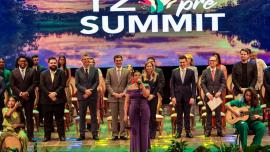 várias autoridades politicas em um palco 