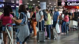 várias pessoas em uma fila no aeroporto 