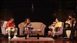 elba ramalho no sofá conversando com artistas