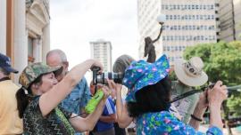 vários turistas tirando fotos