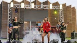 imagem de uma banda se apresentando em um palco 