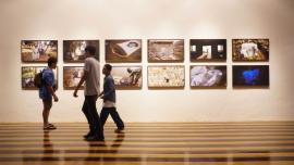 exposição de quadros em um museu 