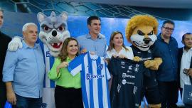 Governador e a vice do Estado do Pará ao lado dos mascotes dos times do Paysandu e Remo
