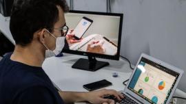 homem sentado mexendo em um computador 