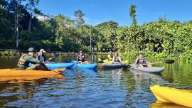 imagem de canoas em um rio