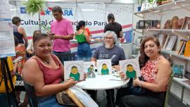 varias pessoas segurando livros na feira do livro 