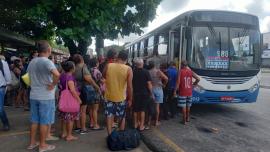 pessoas em uma fila para entrar no ônibus 