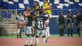 jogadores do remo se abraçando comemorando 