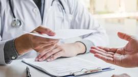 foto de médico dando receita