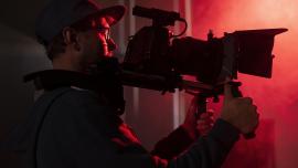 Homem filmando com camera profissional (Foto: Freepik)