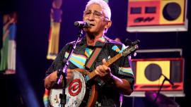 Mestre Curica se apresentando em concerto de carimbó