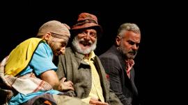 Atores encenam peça