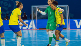 Ana Luiza comemora o gol abraçada com a goleira da Seleção Brasileira (Foto: Fábio Souza/ CBF)