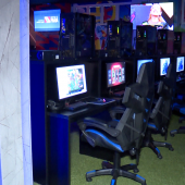 sala com computadores gamers
