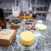 Mesa com caixa de cosméticos paraenses 
