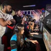 várias pessoas em um espaço com computadores 