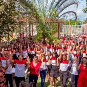 varias crianças e professoras reunidas 