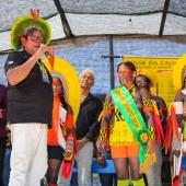 indígenas discursam em palco 
