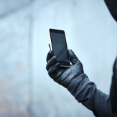 Homem segurando celular