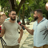 Repórter entrevista homem na rua a respeito do dia dos namorados