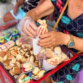 tabuleiro com diversos doces