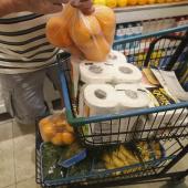 imagem de um carrinho de supermercado com produtos 