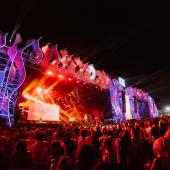 imagem de um palco em um festival de música 