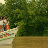 Duas mulheres sobre um barco 