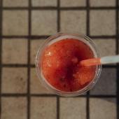 bebida laranja com canudo
