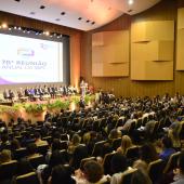 auditório com várias pessoas presente  