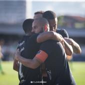 jogadores do remo se abraçando 