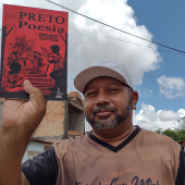 escritor segurando livrto