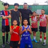 time de futebol formado por crianças e o técnico 